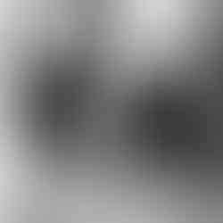 Valeriu Mladin demonstrând proporțiile corpului uman în cadrul unui curs de desen academic la UNArte București. Imagine care reflectă continuitatea studiului tradițional al desenului în arta contemporană românească. Valeriu Mladin demonstrating human body proportions during an academic drawing class at UNArte Bucharest. Image reflecting the continuity of traditional drawing study within Romanian contemporary art.