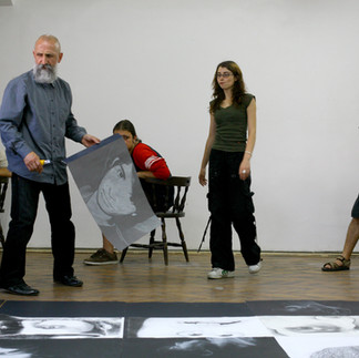 Valeriu Mladin în atelierul de desen al Universității Naționale de Arte din București, predând principiile construcției formei și ale observației vizuale. Imagine care documentează procesul pedagogic și atmosfera concentrată a atelierului universitar, parte din tradiția școlii românești de artă contemporană. Valeriu Mladin in the drawing studio of the National University of Arts Bucharest, teaching principles of form construction and visual observation. A documentary image capturing the pedagogical process and the focused atmosphere of the university studio, part of the Romanian contemporary art school tradition.