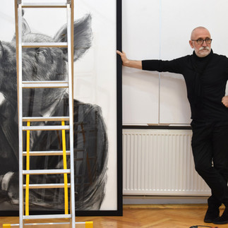 Valeriu Mladin – charcoal drawings on Canson paper from the Political Bestiary series; solo exhibition at Új Kriterion Gallery, Miercurea Ciuc, Botond Részegh, curated by Simona Vilău. Monumental works depicting humans with animal heads as metaphors of the political world. Valeriu Mladin – desene în cărbune pe hârtie Canson din seria Political Bestiary; expoziție personală la Galeria Új Kriterion, Miercurea Ciuc, Botond Részegh, curator Simona Vilău. Lucrări monumentale care reprezintă oameni cu cap de animale, metafore ale lumii politice.