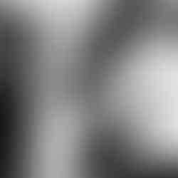 Profesorul și artistul Valeriu Mladin în dialog cu studenții săi din Departamentul Foto-Video al UNArte București. Fotografie care surprinde procesul de învățare prin desen, culoare și compoziție, în cadrul unei pedagogii bazate pe reflecție și experiment vizual. Professor and artist Valeriu Mladin in dialogue with his students from the Photo-Video Department at UNArte Bucharest. Photograph capturing the learning process through drawing, color, and composition, within a pedagogy grounded in reflection and visual experimentation.