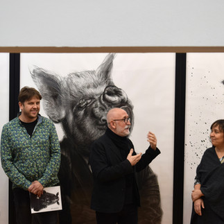 Valeriu Mladin – charcoal drawings on Canson paper from the Political Bestiary series; solo exhibition at Új Kriterion Gallery, Miercurea Ciuc, Botond Részegh, curated by Simona Vilău. Monumental works depicting humans with animal heads as metaphors of the political world, with images from the opening. Valeriu Mladin – desene în cărbune pe hârtie Canson din seria Political Bestiary; expoziție personală la Galeria Új Kriterion, Miercurea Ciuc, Botond Részegh, curator Simona Vilău. Lucrări monumentale care reprezintă oameni cu cap de animale, metafore ale lumii politice, cu imagini de la vernisaj.