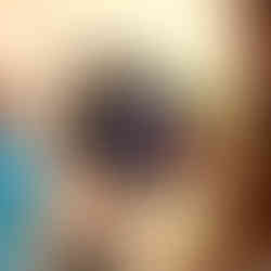 Valeriu Mladin în atelierul de desen al Universității Naționale de Arte din București, predând principiile construcției formei și ale observației vizuale. Imagine care documentează procesul pedagogic și atmosfera concentrată a atelierului universitar, parte din tradiția școlii românești de artă contemporană. Valeriu Mladin in the drawing studio of the National University of Arts Bucharest, teaching principles of form construction and visual observation. A documentary image capturing the pedagogical process and the focused atmosphere of the university studio, part of the Romanian contemporary art school tradition.