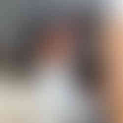 Moment de lucru surprins în cadrul Departamentului Foto-Video, parte din documentarea pedagogică realizată de Valeriu Mladin. Fotografie de arhivă care ilustrează legătura dintre practica artistică și metoda de predare vizuală în arta contemporană. Working moment captured within the Photo-Video Department, part of the pedagogical documentation created by Valeriu Mladin. Archival photograph illustrating the connection between artistic practice and visual teaching methodology in contemporary art.