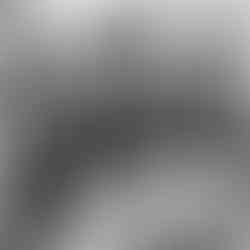 Valeriu Mladin în atelierul de desen al Universității Naționale de Arte din București, predând principiile construcției formei și ale observației vizuale. Imagine care documentează procesul pedagogic și atmosfera concentrată a atelierului universitar, parte din tradiția școlii românești de artă contemporană. Valeriu Mladin in the drawing studio of the National University of Arts Bucharest, teaching principles of form construction and visual observation. A documentary image capturing the pedagogical process and the focused atmosphere of the university studio, part of the Romanian contemporary art school tradition.