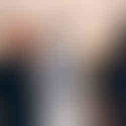 Valeriu Mladin în atelierul de desen al Universității Naționale de Arte din București, predând principiile construcției formei și ale observației vizuale. Imagine care documentează procesul pedagogic și atmosfera concentrată a atelierului universitar, parte din tradiția școlii românești de artă contemporană. Valeriu Mladin in the drawing studio of the National University of Arts Bucharest, teaching principles of form construction and visual observation. A documentary image capturing the pedagogical process and the focused atmosphere of the university studio, part of the Romanian contemporary art school tradition.