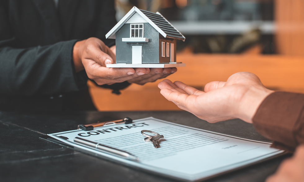 Ambiente imobiliário profissional com uma sala bem decorada, destacando a importância do home staging na valorização e venda rápida de imóveis