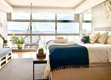 Texturas e materiais naturais na decoração do loft estilo boho.