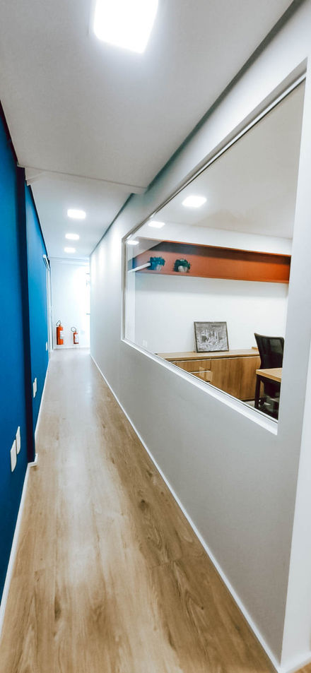 Escritório corporativo moderno com design personalizado para a indústria aeronáutica, focando na praticidade e estética.