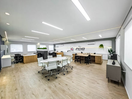 Escritório corporativo eficiente, que alia design inovador e práticas funcionais para o setor aeronáutico.