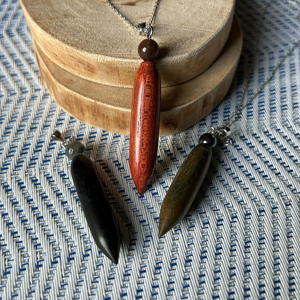 Miniature : Collier "Stalactite du nord" en satiné rubané