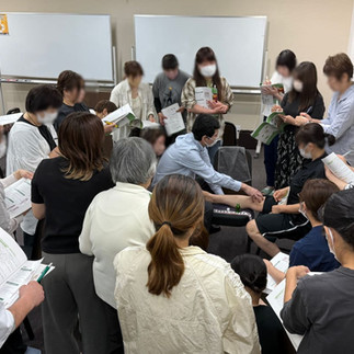 介護士、看護師、セラピスト、エステティシャンが介護マッサージをするために介護リハビリセラピスト講座を受講しています。