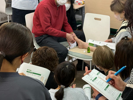 病院やデイサービス、老人ホームなどの介護施設で高齢者の体の不調、ハンドマッサージ、緩和ケア、認知症予防以外にも、子供から高齢者の方まで幅広く施術可能