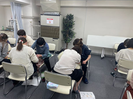 介護マッサージ、高齢者マッサージのために介護職員、看護師、セラピスト、エステティシャン、高齢者と同居しているご家族が受講して介護リハビリセラピストの資格を取得しています
