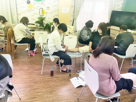 介護マッサージ、高齢者マッサージのために介護職員、看護師、セラピスト、エステティシャン、高齢者と同居しているご家族が受講して介護リハビリセラピストの資格を取得しています