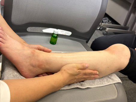 高齢者の足のむくみを施術している介護リハビリセラピスト