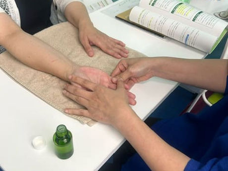 介護マッサージ、高齢者マッサージのために介護職員、看護師、セラピスト、エステティシャン、高齢者と同居しているご家族が受講して介護リハビリセラピストの資格を取得しています