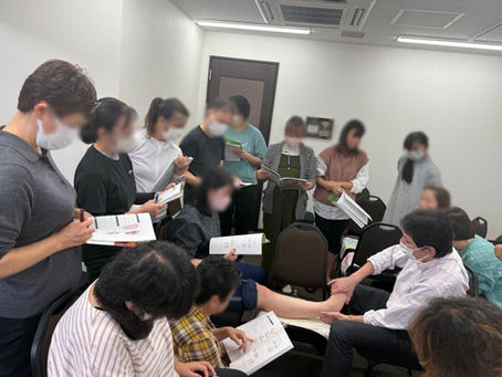 高齢者のハンドマッサージ、介護マッサージ、介護アロマが学べる介護リハビリセラピスト講座