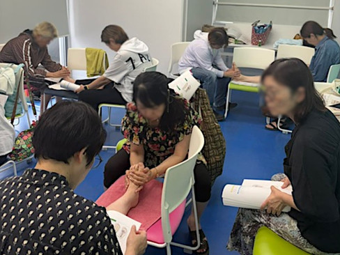 高齢者の足のむくみの施術を行う介護リハビリセラピスト講座