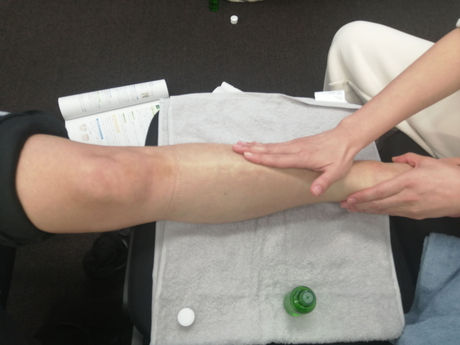 介護マッサージ、高齢者マッサージのために介護職員、看護師、セラピスト、エステティシャン、高齢者と同居しているご家族が受講して介護リハビリセラピストの資格を取得しています