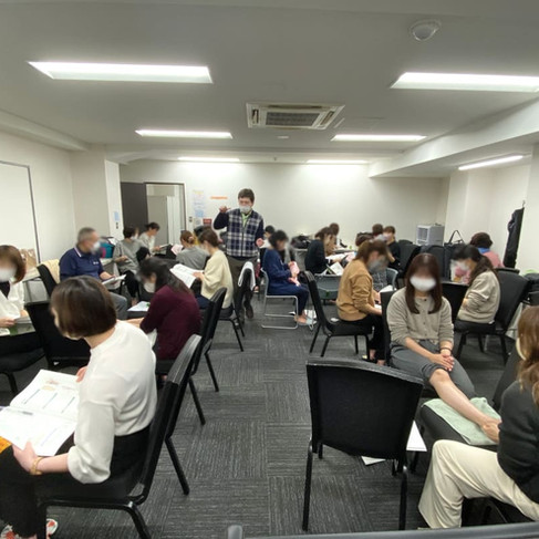 介護施設や病院で高齢者にアロマで施術することを想定して施術練習しています。