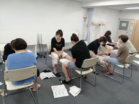 介護マッサージ、高齢者マッサージのために介護職員、看護師、セラピスト、エステティシャン、高齢者と同居しているご家族が受講して介護リハビリセラピストの資格を取得しています