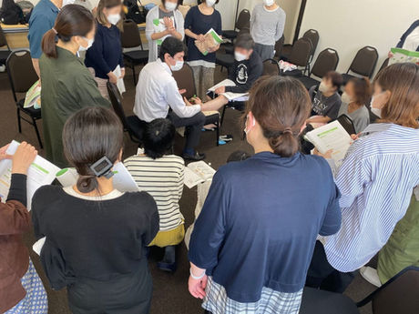 介護マッサージ、高齢者マッサージのために介護職員、看護師、セラピスト、エステティシャン、高齢者と同居しているご家族が受講して介護リハビリセラピストの資格を取得しています