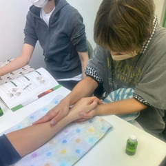 介護リハビリセラピスト講座で高齢者のハンドマッサージができるようになります。