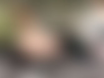 高齢者の手足のむくみ、認知症予防の施術をする介護福祉士、看護師、セラピスト。