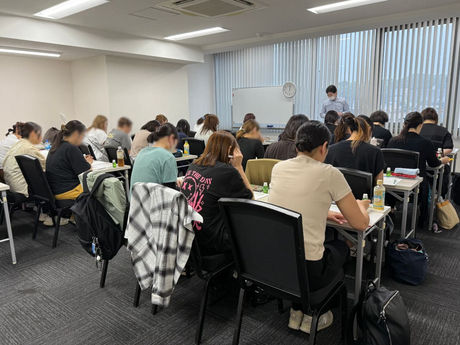 介護職員、看護師、作業療法士、エステティシャン、セラピスト、ご家族を施術したい方など、  全国から介護リハビリセラピスト講座を受講しています。