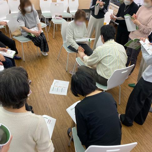 介護士、看護師、セラピスト、エステティシャンがスキルアップのために介護マッサージ、高齢者ハンドマッサージができる介護リハビリセラピスト資格を取得しています。
