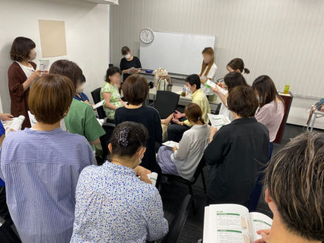 介護マッサージ、高齢者マッサージのために介護職員、看護師、セラピスト、エステティシャン、高齢者と同居しているご家族が受講して介護リハビリセラピストの資格を取得しています