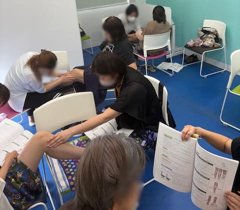 セラピストさん看護師さん、介護事業所でお勤めされている方、資格の無い方がマッサージをするために介護リハビリセラピスト講座を受講しました。