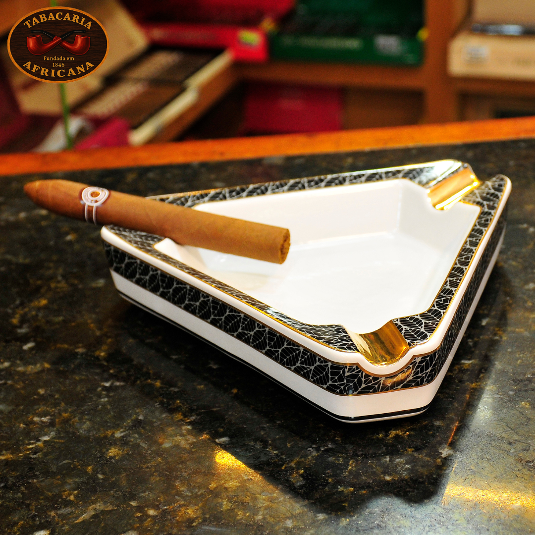 Cinzeiro de Porcelana Preto e Dourado