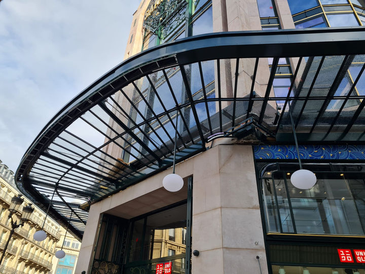 Marquises sur le batiment de La Samaritaine 