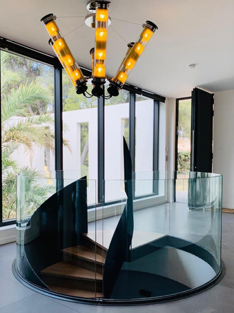 Verre bombé architectural autour d'escalier - MIR GALERIE