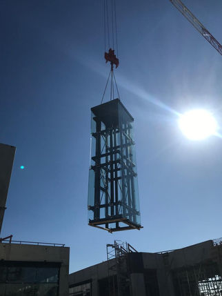 Photo d'un Pylône d'ascenseur en verre en chantier 