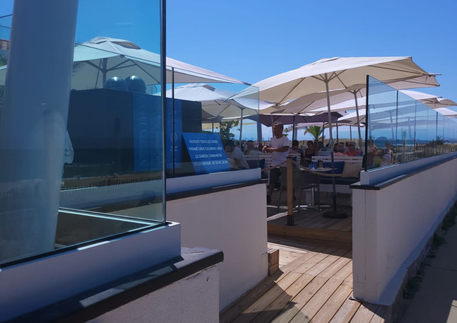Photo du garde corps en verre du restaurant situé à Ondres en bord de plage