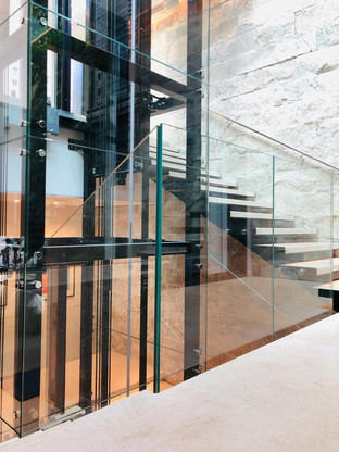 Ascenseur en verre à Optical Center à Blois - MIR GALERIE