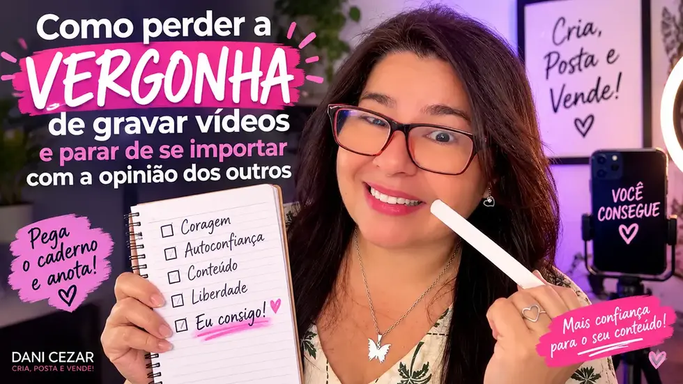 Dani Cezar, empreendedora, segurando um caderno e uma caneta, com óculos, em uma capa ilustrativa sobre como perder a vergonha de gravar vídeos e lidar com a opinião dos outros.