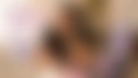 Mulher organizando sua rotina para criar conteúdo utilizando o celular enquanto concilia trabalho, família e tarefas domésticas.