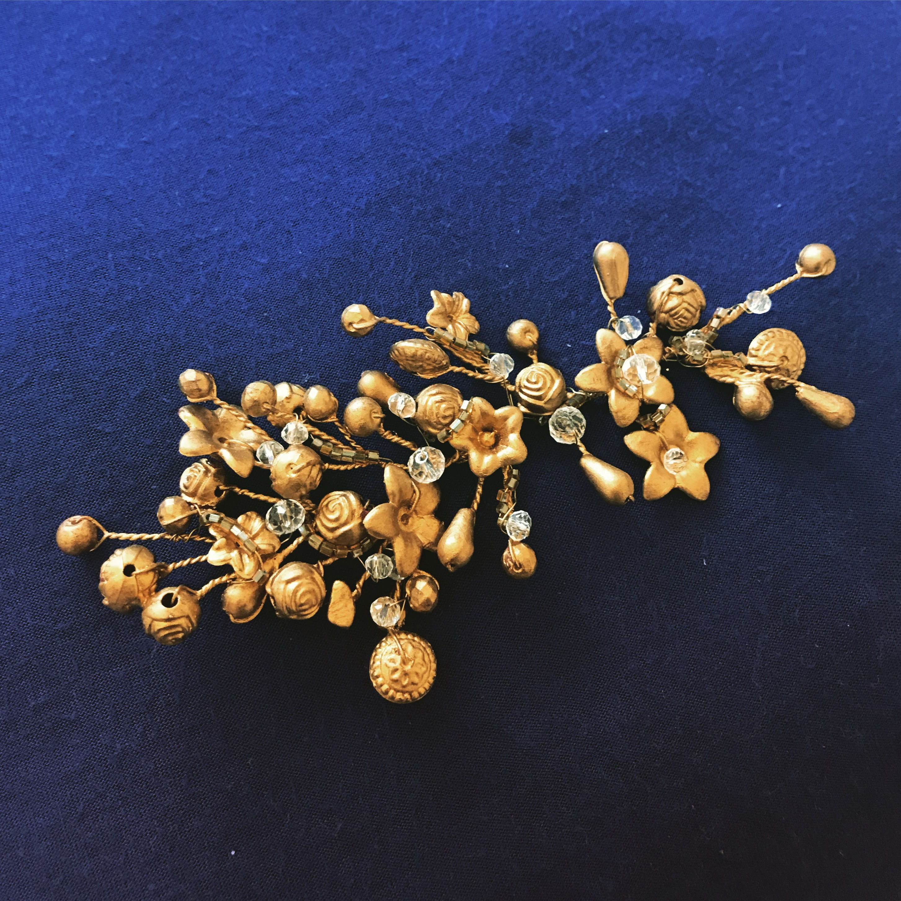 S1-TOCADO DORADO CON CRISTAL Y PEDRERÍA