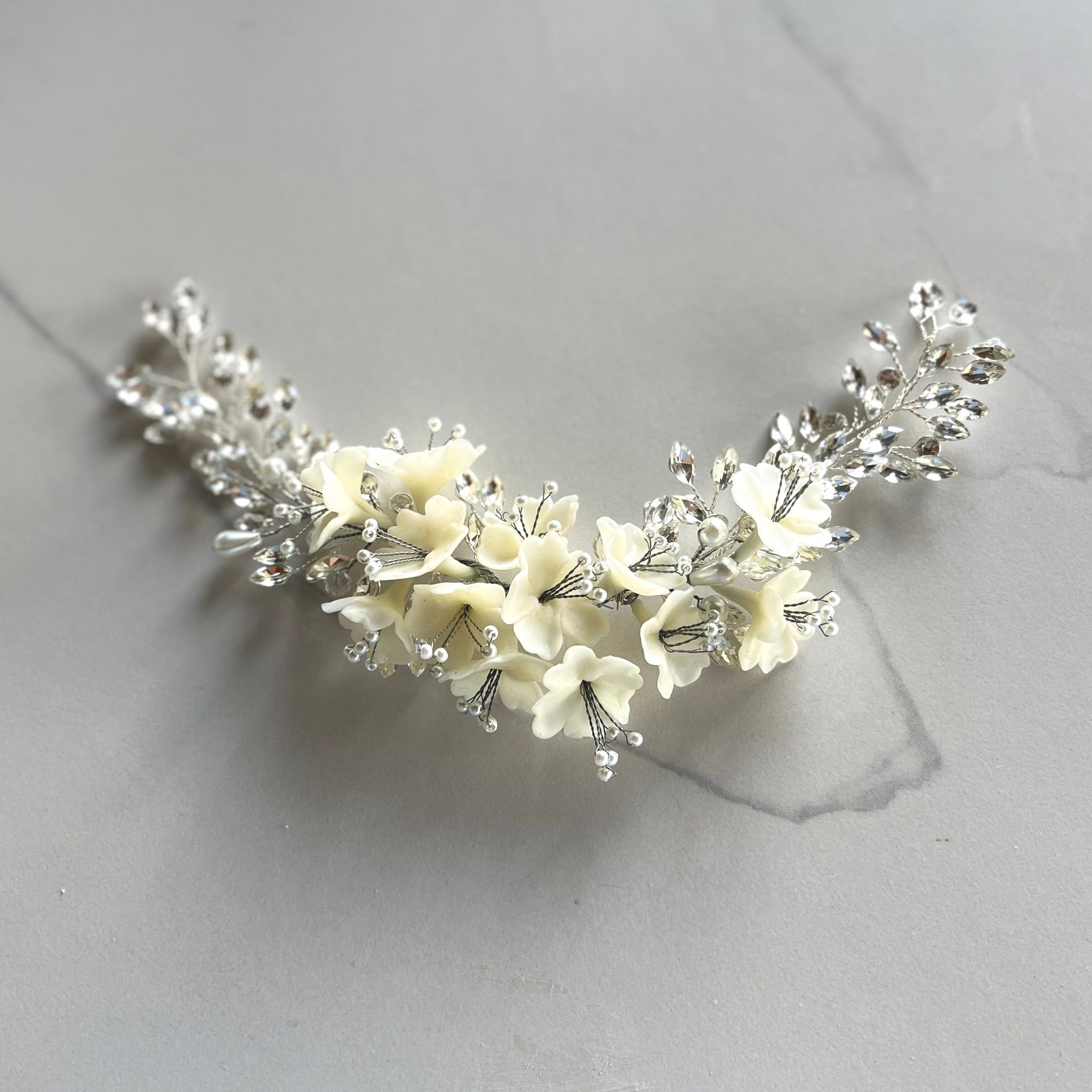 TOCADO DE PORCELANA, CRISTAL Y PEDRERÍA