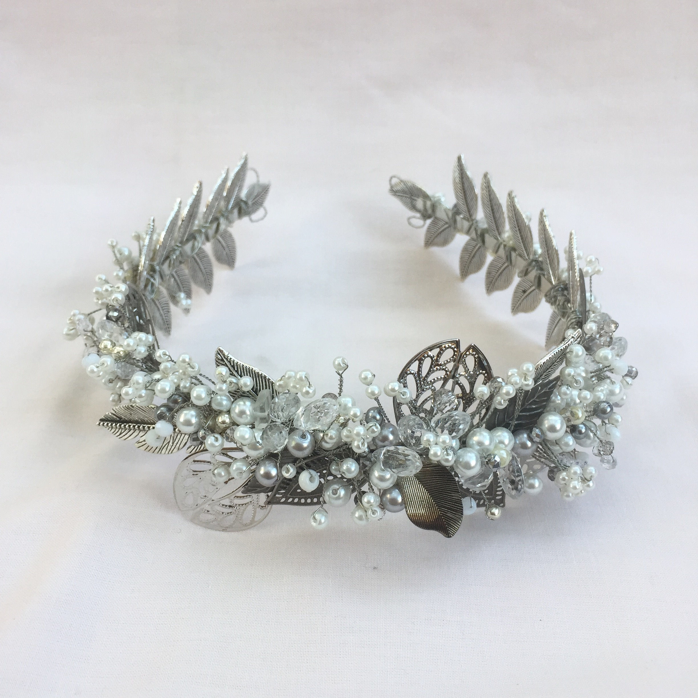 TOCADO DE HOJAS METÁLICAS, CRISTAL Y PEDRERÍA