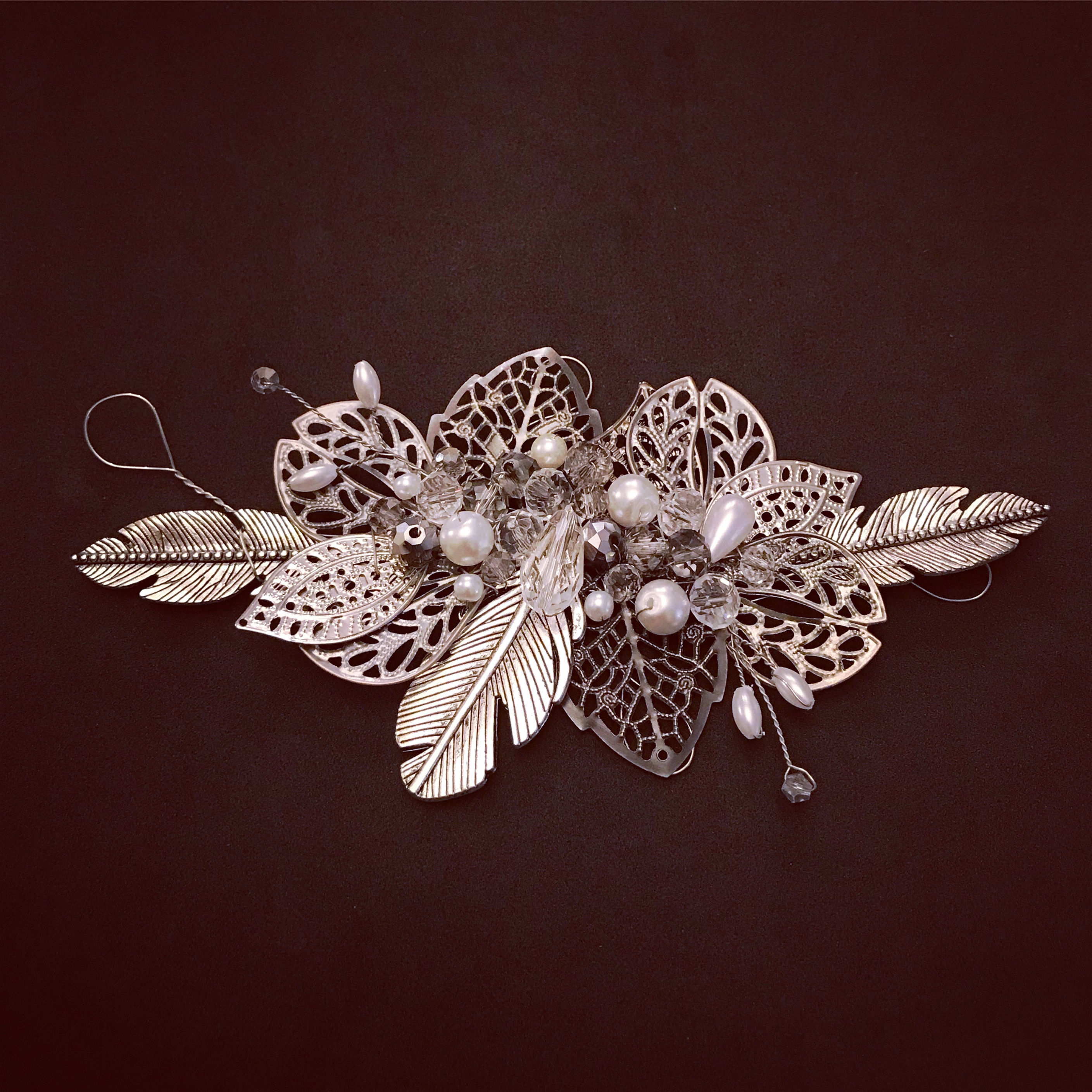 TOCADO DE HOJAS, CRISTAL Y PEDRERÍA