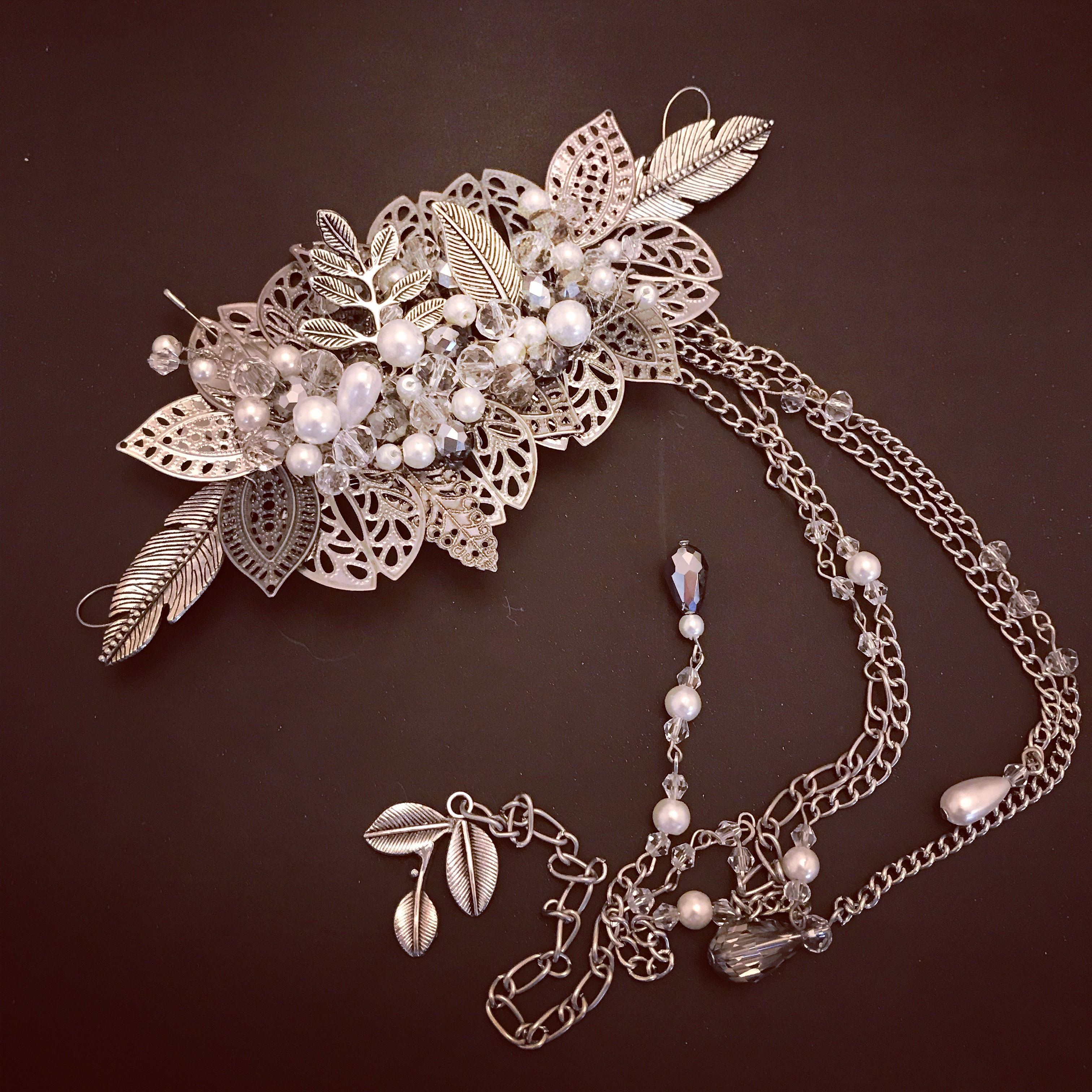 TOCADO DE HOJAS METALICAS, CRISTAL, PEDRERÍA Y CADENAS