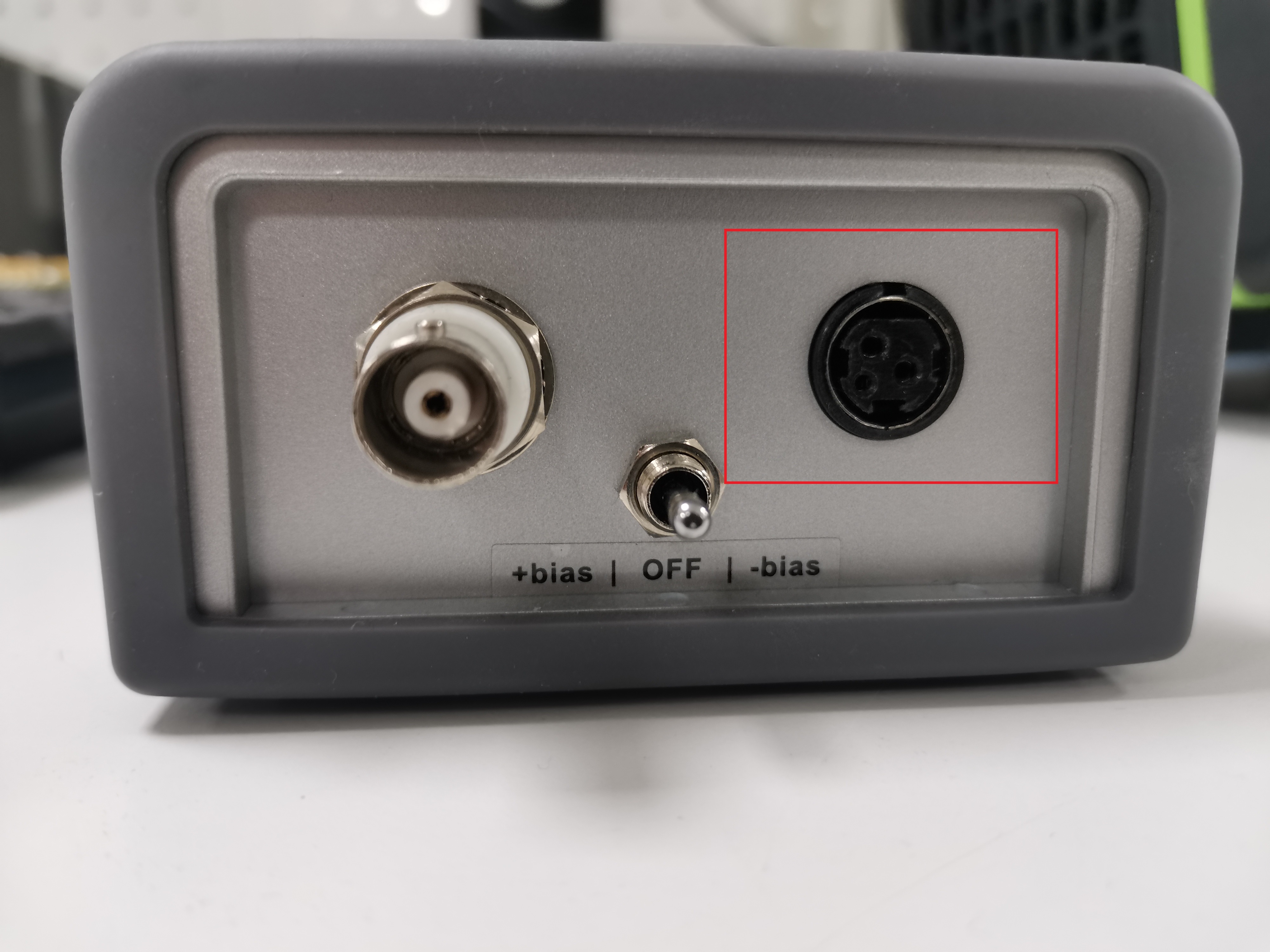 Connector to be used for the bias input for J2111A Current Injector content media
