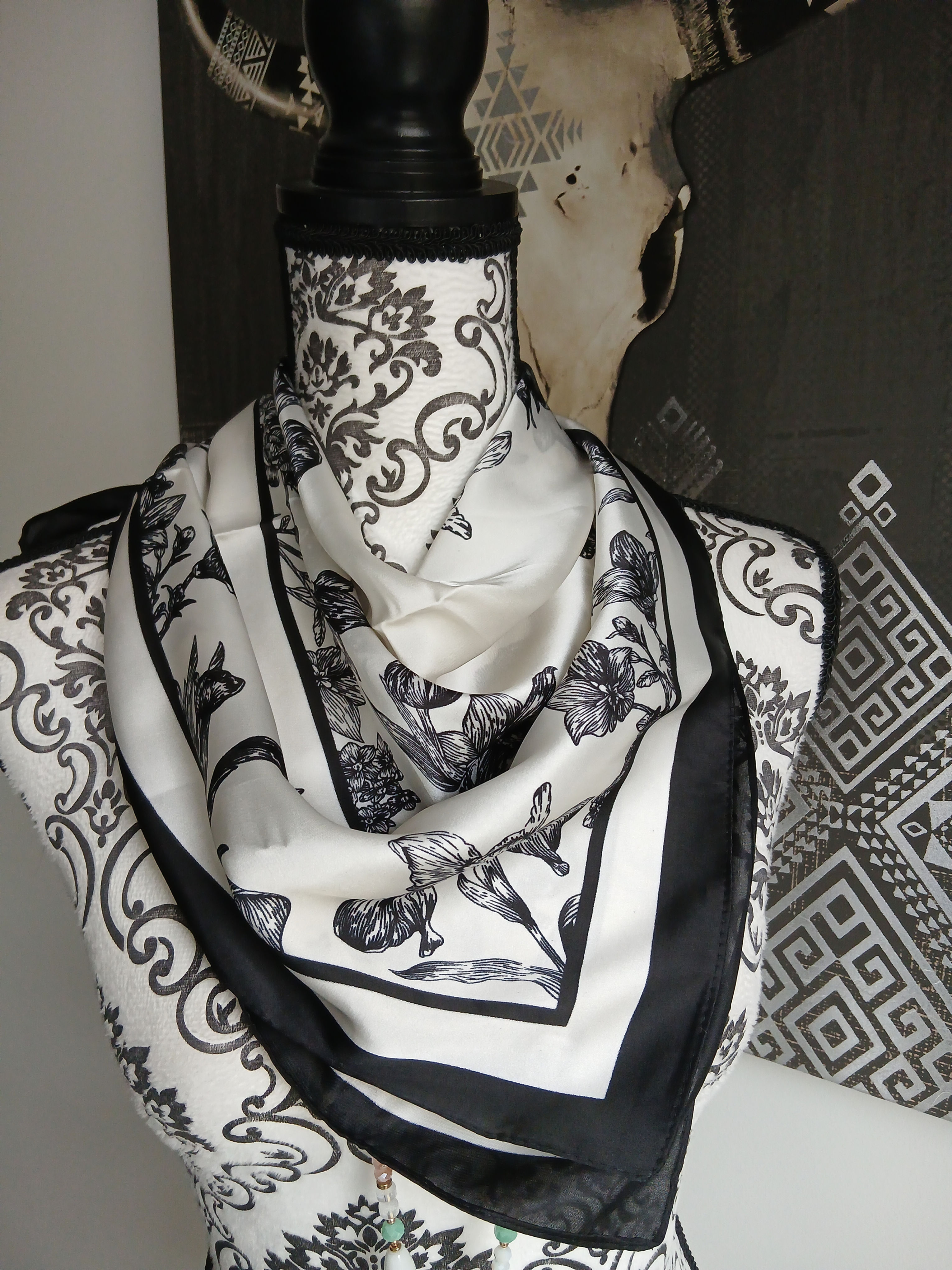 foulard carré feuillage noir et blanc