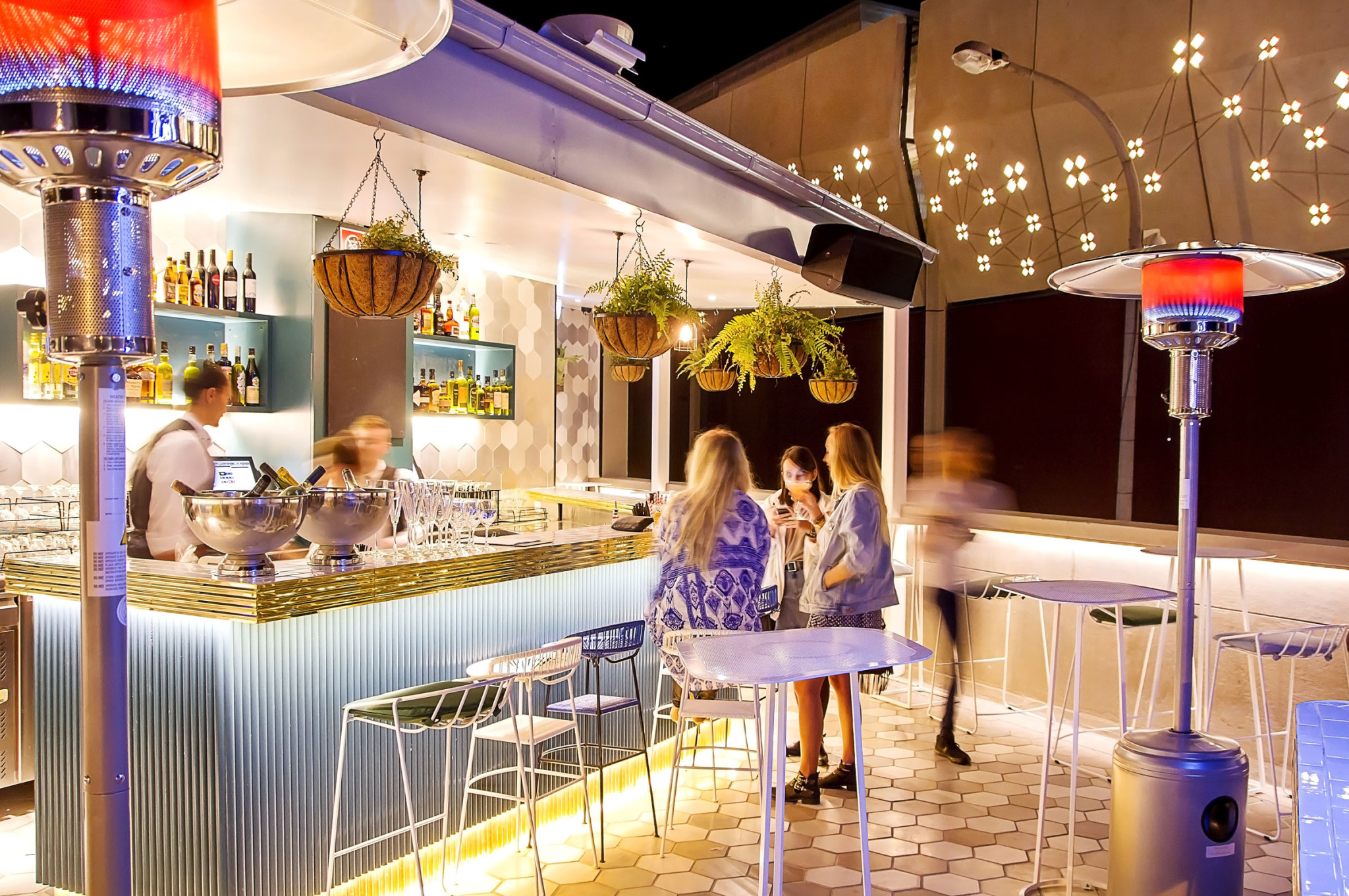 Бар в отеле. Барная стойка в караоке. Бары высшего класса. Ночной ресторан. Рестораны и бары класса люкс.