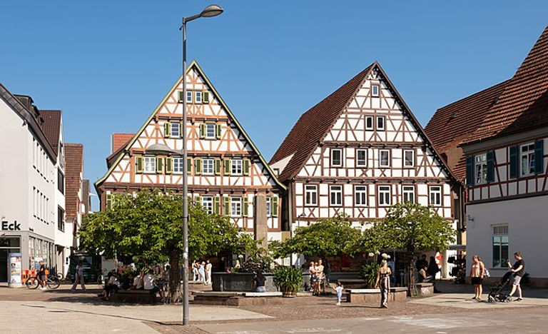 Kirchheim_unter_Teck,_Strassebild_Marktstrasse_met_waarschijnlijk_Dm100214040_(links)_en_z
