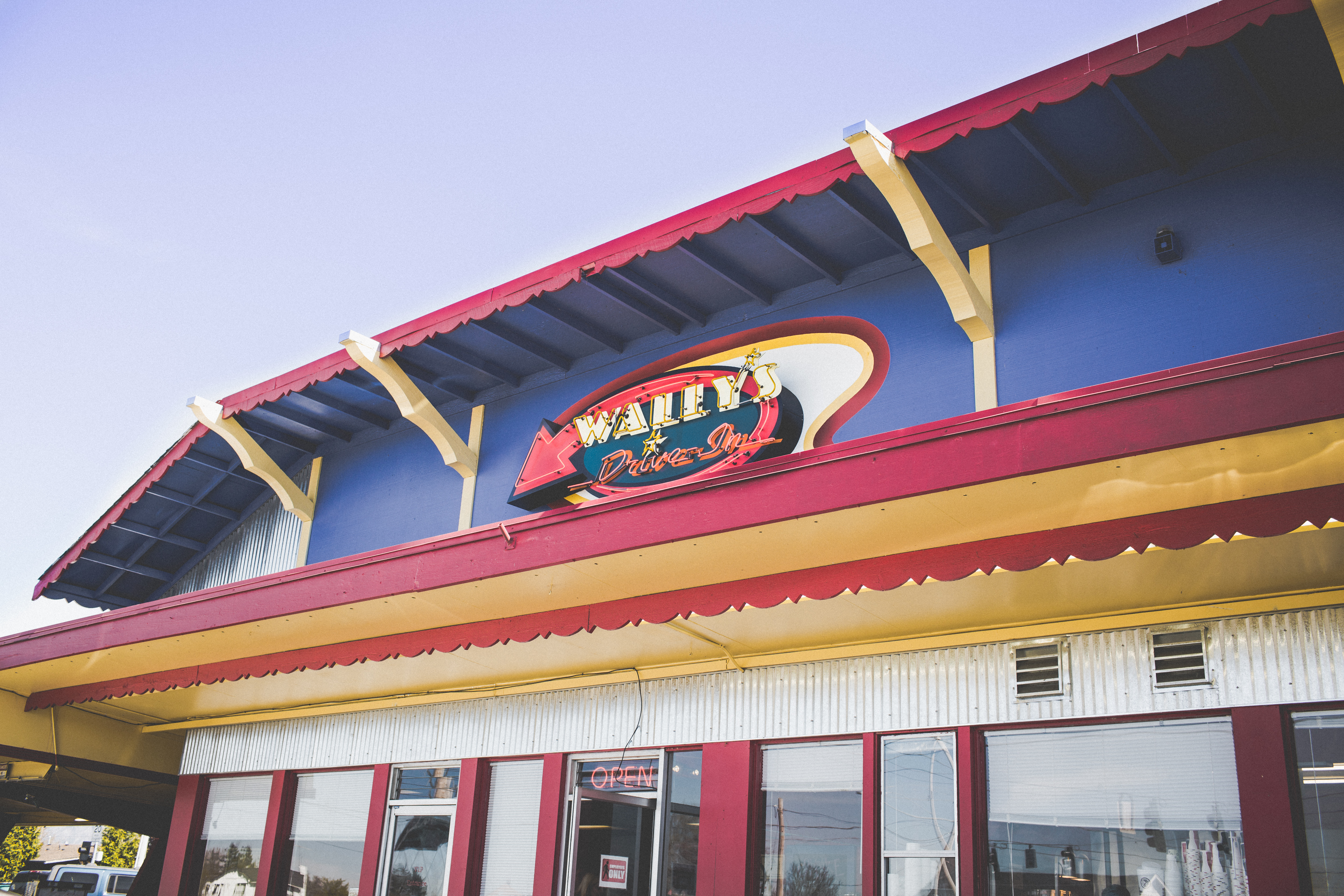 Wally's Restaurants: your burgers and seafood dining experience!